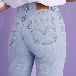 LEVIS RIBCAGE - Säljer dessa Levis jeans i modellen ribcage straight ankle i storlek W26 L29. Byxorna är använda någon enstaka gång och därmed i fint skick. 