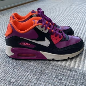 Nike Air 90 Max  - Nike air 90 max i fint skick. Otroligt sköna!   350 kr + (inkl frakt ~59) = totalt 400 kr Kan mötas upp i Sthlm = totalt 350 kr  Nypris = 1200 kr