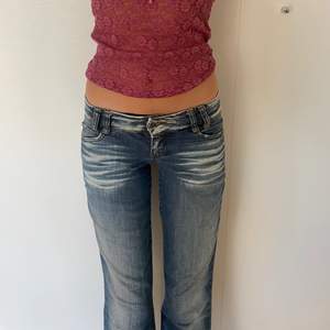 jeans köpta second hand men från märket miss sixty. lågmidiade och flared. jättesnygga ”slitningar”. storlek 34💋 innerbenslängd: 82cm midjemått: 74 cm