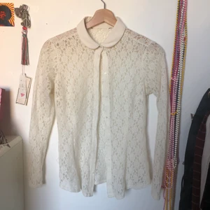 Vit spetsskjorta  - Så söt skjorta som tyvärr blivit förliten! Står ingen storlek men uppskattar till S!