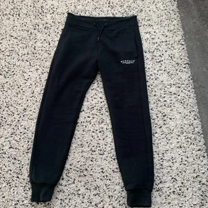 Mckenzie Sportswear | Byxor - Snygga sports byxor från märket Mckenzie. Denna produkt är mellan storlek.