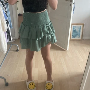 Neo noir kjol - Grön neo noir kjol, fint skick. Skriv om ni vill ha fler bilder🫶🏻 skickas spårbart med Postnord