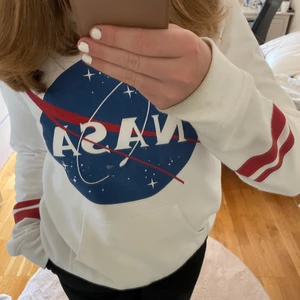 Nasa hoddie 🤍💙 - En vit nasa hoddie från hm!! I storlek xs🤍  Den är använd men den är i fin skick, säljer den för den är för liten!!🤍