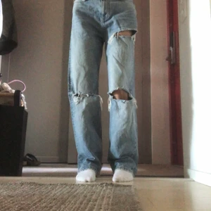 Blåa jeans med hål i - Snygga jeans från Gina Tricot med hål i. Ändvänt men som i ny skick!