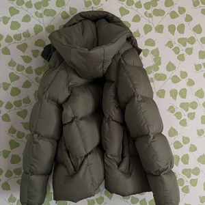 Grön puffer jacka - Andvänd ett fåtal gånger så den är fortfarande hel o fin:). Säljer pga: fel storlek