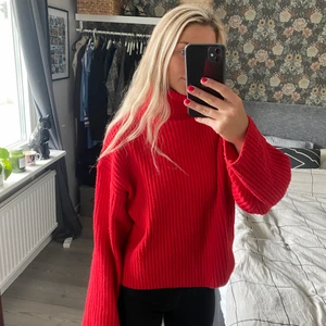 Stickad tröja  - Säljer denna röda stickade tröja som tyvärr inte kommit till användning så mycket. Köparen står för frakten men kan även mötas upp i centrala Linköping.Tryck EJ köp nu.  