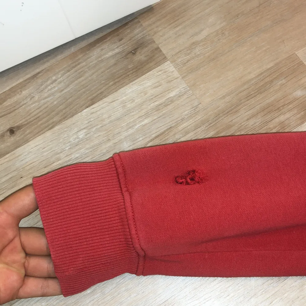 En cool röd Coca-Cola hoodie från HM. Storlek S. Använd fåtal gånger. Har ett hål på ena armen men inget som syns särkilt mycket vid användning:) nypris ca 199kr men säljer för 50kr . Hoodies.