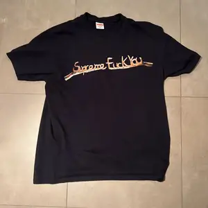 Supreme ”fuck you” t-shirt, oversize, skick 8,5/10.              Nypris ca; 1500kr