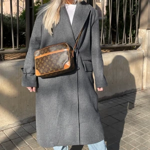 Grå kappa - Superfin grå oversized kappa från Gina tricot! Slutsåld från förra säsongen. Tungt härligt material i ullblandning. Org pris ca 1200kr. Använd ca 2-3 gånger.