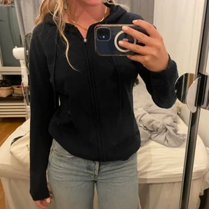 Kashmirsipup - Säljer denna Kashmir situp som är marin blå som är ca 50% Kashmir i sig i bra skick! Har en annan där av söker jag denna