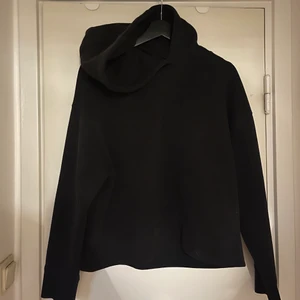 Zara hoodie - Säljer dessa 2 zara Hoodies, 1 svart 1 brun i strl M för de blivit för små! Den bruna är knappt använd och den svarta sparsamt använd. Båda 2 för 190 kr och nypris var väl runt 200/249 st. Priset kan diskuteras, garderobsrensning!🤗💕 köpare står för frakt!
