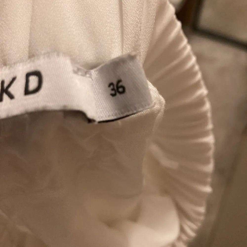 Så gullig vit volangkjol köpt på NA-KD (materialet gör sig inte till rätta på bilden). Kjolar.