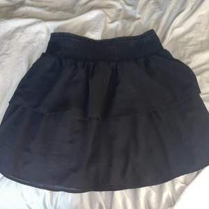 Säljer min volang kjol från ONLY storlek S💗 säljer då den inte är min stil längre. Bra skick och inte använd mycket. Säljer för 80kr