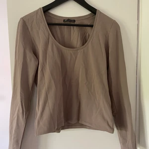 Ljusbrun tröja  - En jättefin ljusbrun långärmad t-shirt från zara. Storlek m, endast använd 1 gång så i väldigt bra skick!