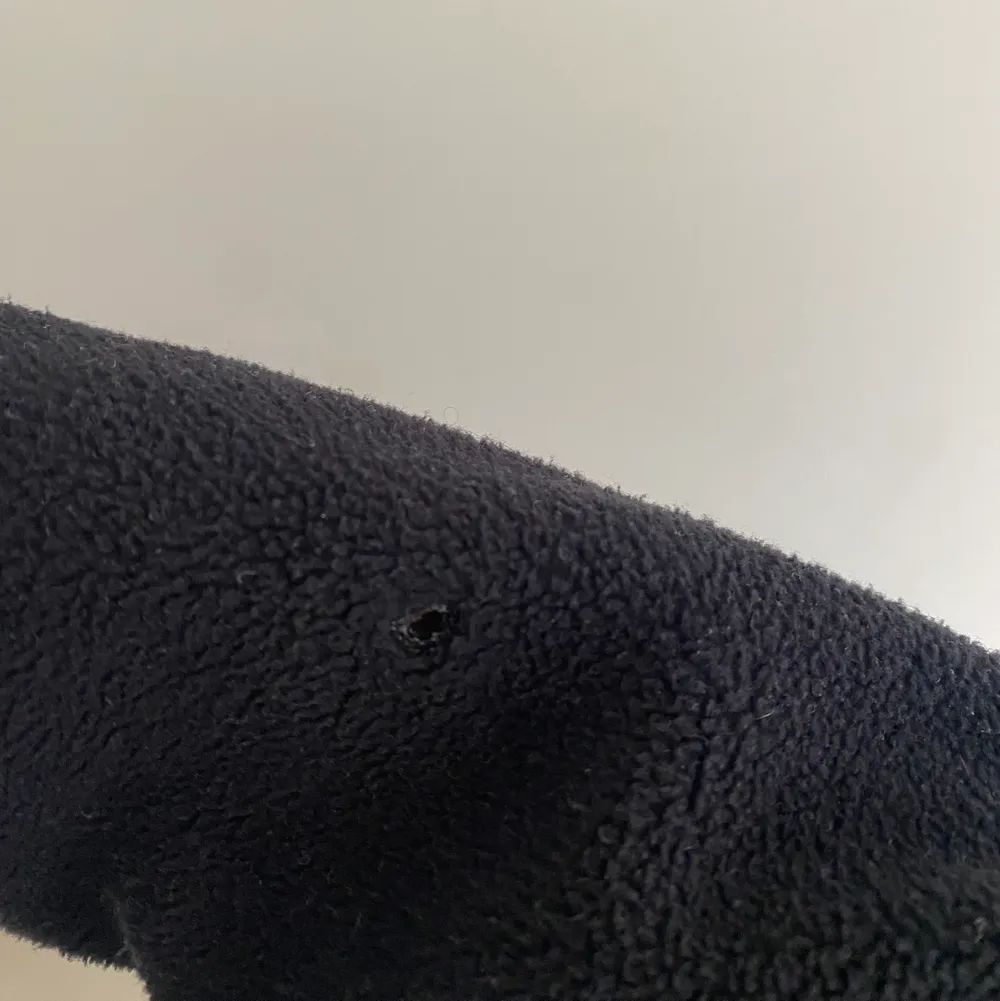 Säljer nu min svarta fleecejacka som passar perfekt nu till hösten!🍂Den har ett litet hål i armen men ingenting som syns mycket!🫶🏼. Jackor.