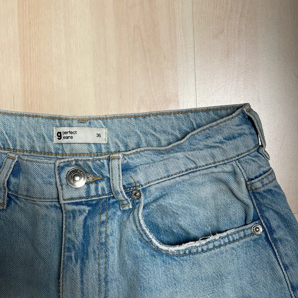 Säljer dessa fina ljusa jeans med slitningar från Gina Tricot i storlek 36. Sitter superbra på mig som är 167.  Säljer då de inte kommer till användning längre. Hör av er vid frågor eller mer bilder!💙. Jeans & Byxor.