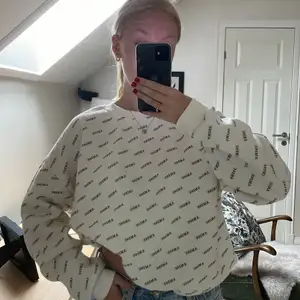 Säljer denna coola sweatshirt från New Yorker. Jag är vanligtvis en S men köpt i XL för att få den att sitta mer oversized. Längst ner kan man dra åt den om man vill ha den tightare. Hör av er vid frågor eller mer bilder!🤍🌸