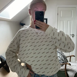 Sweatshirt New Yorker  - Säljer denna coola sweatshirt från New Yorker. Jag är vanligtvis en S men köpt i XL för att få den att sitta mer oversized. Längst ner kan man dra åt den om man vill ha den tightare. Hör av er vid frågor eller mer bilder!🤍🌸