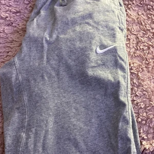 Nike  - Nike byxor köpta second hand säljer då jag inte har haft någon andvändning för de.