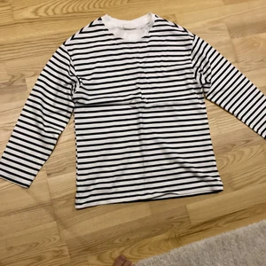 Randig långärmad tröja  - Randig tröja från ginatricot säljer för att den är förkortning i ärmarna