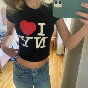 I love ny t-shirt  - äkta i ❤️ ny tröja i storlek M. Sitter dock tajt på mig som har XS. 100kr plus frakt