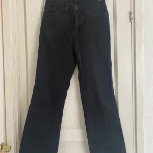 Svarta baggy o straight jeans från Flash. Köpta på second hand. Har några fläckar. Skulle säga att de är hög/mid-waisted.
