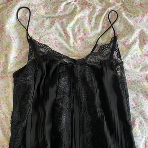 svart linne 🥂 - ett svart linne med spets i topparna från h&m. den sitter väldigt skönt och man känner knappt banden. om man vill definiera midjan och köra på en femme-fatale look kan man knyta åt med en snodd. en svart bh under är perfekt. ❣️