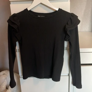 Tröja med volanger - Superfin tröja ifrån zara som säljes pga ingen använding💓
