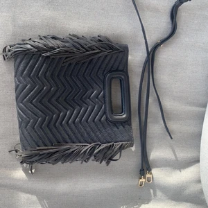 Maje väska - En as snygg maje väska i svart som är äkta!!! Andvänd mycket efter som jag också köpte den på plick säljs för jag känner att det inte är min stil! I stora modellen😆 gratis frakt men inte gratis spårbar frakt!