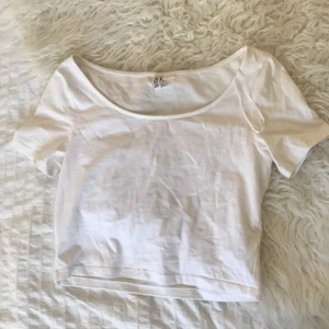 Basic vit croptop - Vit croptop från hm. Passar till det mesta eftersom den är basic. 