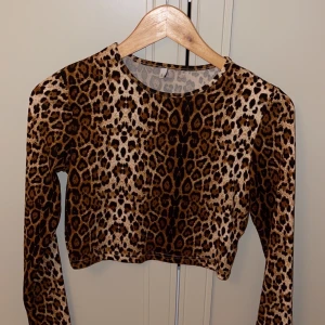 Kläder - accessoarer  - Storlek S/M Tröja o jacka använda Max 2 gånger. Solglasögon oanvända.  20 kr/st solglasögon  Tröja 40 kr Jacka 150 kr