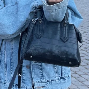 Zara väska - Tänkte sälja den här superfina och användbara svarta väskan från zara. Inget tecken på användning. 66kr spårbar frakt tillkommer. Finns längre band också. Skriv för fler bilder💕