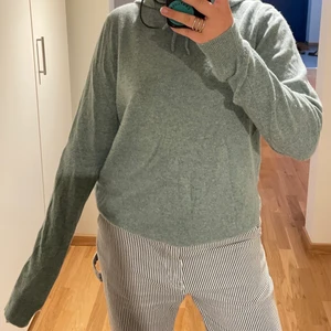 Grön kashmirtröja Soft Goat - Knappt använd Soft Goat hoodie i grön färg, pris kan diskuteras