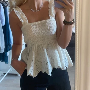 Vit topp från Mango - Säljer nu min sååå söta topp från Mango. Kommer tyvärr inte till användning längre… Storlek S men väldigt stretchig i materialet🙏🏻  Pris kan diskuteras vid snabb affär!