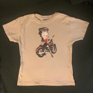 biege betty boop babytee! - biege babytee från betty boop! köpt här på plick men har inte kommit till användning✨