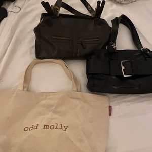 Väskor  - Säljer dessa fina väskor! Första är från odd molly, mått: 52cm bred, 33cm hög. Andra köpt på second hand, mått: 36cm bred, 20cm hög. Tredje köpt på second hand, mått: 35cm bred, 18cm hög. En för 200kr, alla för 500kr❤️
