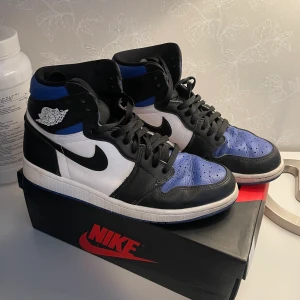 Air jordan 1 - Air Jordan 1 royal toe high, köpte dom sommaren 2020 inte mycket använda. Så dom är i väldigt bra skick. Köpta ifrån flight club (USA) för 4500kr.
