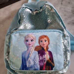 Ryggsäck i ok skick med Elsa och Anna från frost.
