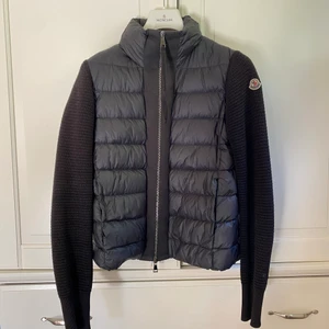 MONCLER JACKA CARDIGAN - Jag säljer min svarta moncler jacka/cardigan i storlek SMALL. Så gott som ny, inga defekter. Tyvärr inget kvitto då jag fick den i present 2020, men mina föräldrar köpte den på NK i Gbg. Nypris är 7599 kr. Skriv så skickar jag självklart fler bilder <3