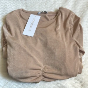 Chiquelle klänning  - Aldrig använt, bara testat på. Lappen är fortfarande på. Beige/ glittrig färg 