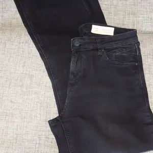  Esprit Jeans strech storlek W28 L32, Bootcut. Färgen är lite blekare svart.