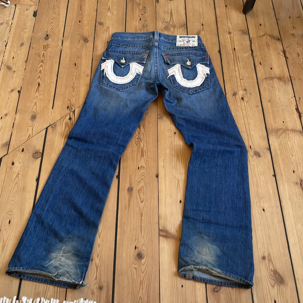 Trueys i galet fet bootcut. Storlek 30, men sitter lite större. . Jeans & Byxor.