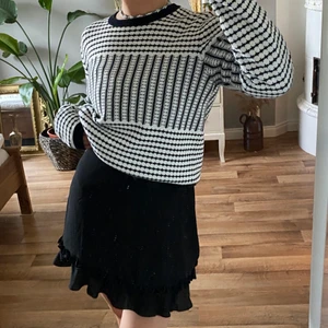 Stickad tröja  - Mjuk och skön stickad tröja. Vet ej märke. Står strl M men tycker den passar mig med XS bättre då den blir mer oversized.