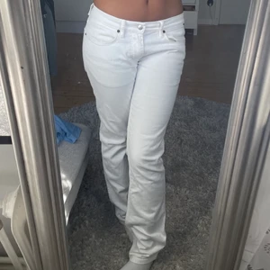 Lågmidjade acne jeans  - Jeans från acne studios, vita lågmidjade. Fint skick, inte använda alls för jag har inte känt mig bekväm i dem. 