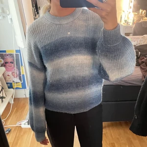 Blå stickad tröja - Superfin blå stickad tröja ifrån zalando. Knappt använd i storlek Xs. Köp direkt för 300+frakt 💙