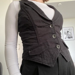 Väst - En väst köpt second hand från märket Esprit. Storlek s, men kan även passa xs. I denim liknande tyg 