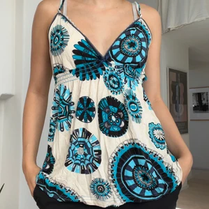 Mönstrat linne - Ett superfint linne från VILA som jag säljer då den är för stor för mig tyvärr;( Storleken är L men skulle nog också passa M. Så coolt mönster!🌟 linnet har även justerbara axelband🥰 har inga defekter🫶