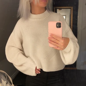Vit stickad tröja - Vit stickad tröja från Gina Tricot i storlek XS. Superskön, inte stickigt material. Sparsamt använd och är i jättefint skick. Frakt tillkommer, kan alt mötas upp i Gävle.