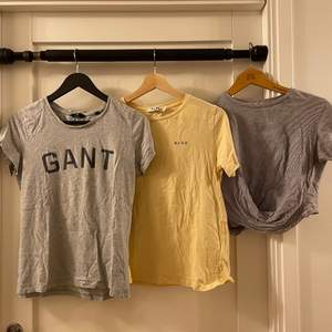 Gant t-shirt kommer ifrån gant i stl M och kostar 50kr. Den gula kommer ifrån NAKD i stl S och kostar 50 kr. Den grå/randiga är från zar i stl S och kostar 20kr 