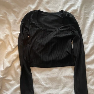 Svart Cropped långarmad - Ny skick , säljer på grund av att den är för liten för mig. 